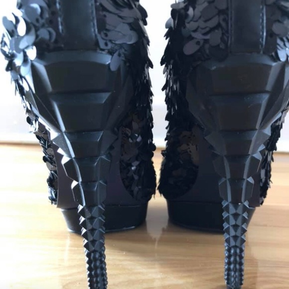 Rachel Roy platform heels
Size 7 1/2 - Picture 4 of 4